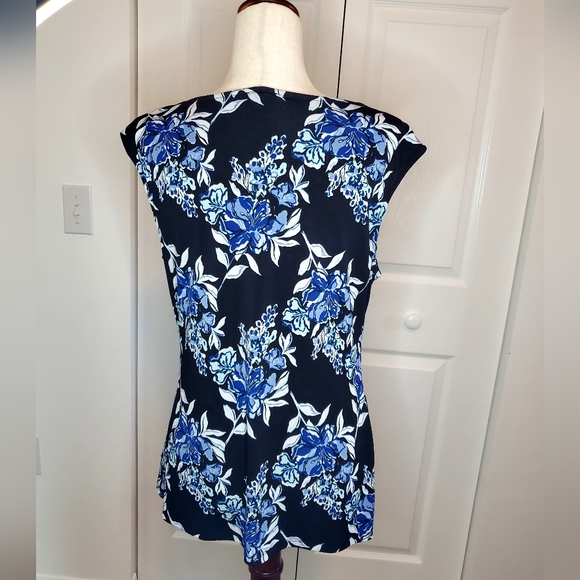 Ann Taylor Women's Large Navy Blue with flowers sleeveless blouse. - Picture 3 of 5